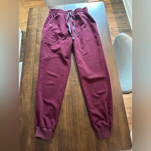 Figs High Waisted Zamora Jogger Scrub Pants in Burgundy size Small